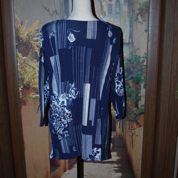 3/$30 - Navy, White & Gold Peekaboo Top - L - Picture 2 of 13